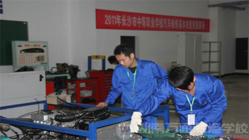 學(xué)子報名參與大賽-湖南萬通汽修