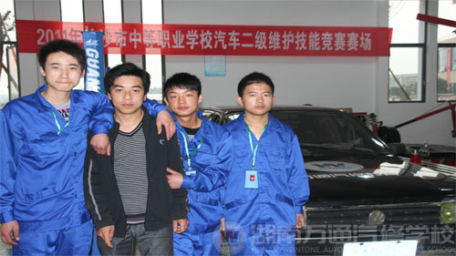 參賽學(xué)子合影-湖南萬通汽修