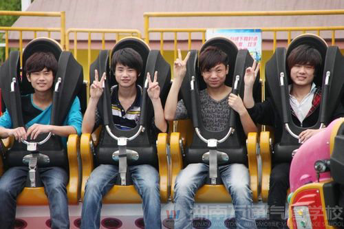 湖南萬通學子在游樂場