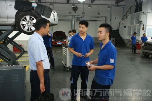 湖南萬通陸老師兩名實習(xí)生了解工作情況