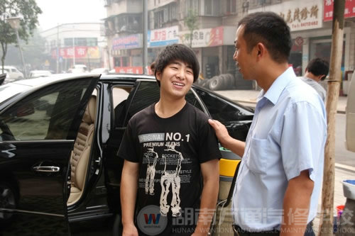 湖南萬通汽車學校陸主管與畢業(yè)學子親切交談