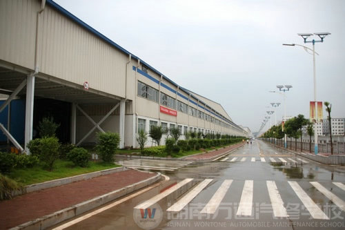 比亞迪公司干凈整潔的廠區(qū)