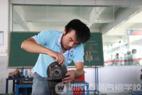 湖南萬通學生正在實踐操作