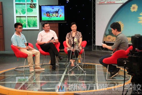 李王祥與主持人和嘉賓分享自己的成長歷程