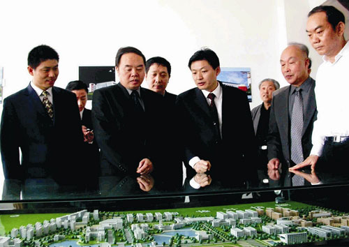 原國家教育部部長周濟(jì)（左二）一行視察我集團(tuán)，并給予高度評價(jià)