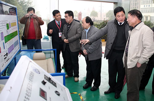 省民辦教育協(xié)會常務(wù)副會長（原省軍區(qū)副政委）魏永景視察我校實(shí)訓(xùn)情況