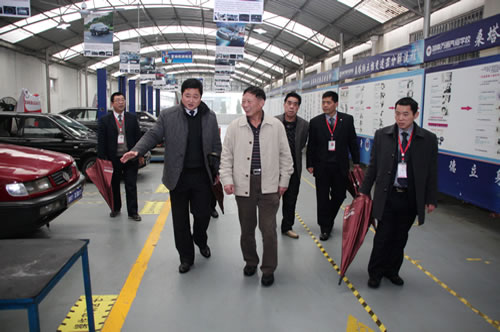 省民辦教育協(xié)會常務(wù)副會長（原省軍區(qū)副政委）魏永景介參觀整車維修中心