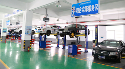 湖南萬通汽車學(xué)校汽車?yán)韺嵰惑w化教室