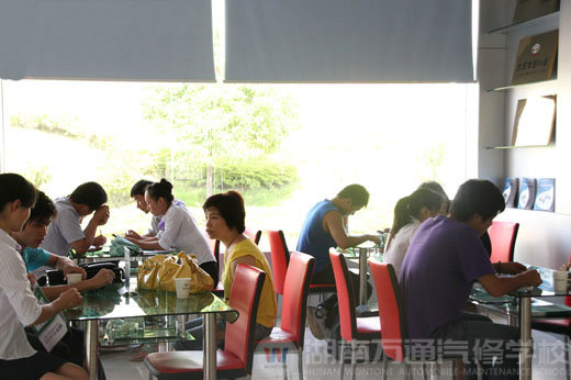 夏日炎熱，湖南萬(wàn)通汽修學(xué)校，招生火爆進(jìn)行中