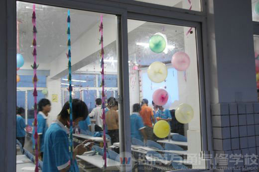 教師節(jié)，同學(xué)們認(rèn)真的布置會場