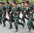 新生軍訓(xùn)系列報(bào)道：軍訓(xùn)中的苦與樂(lè)