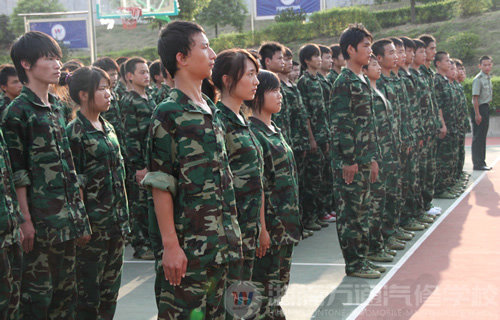 湖南萬通汽修學(xué)校2010年新生軍訓(xùn)