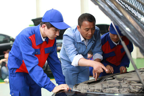 湖南萬通汽修學(xué)校獨(dú)創(chuàng)“目標(biāo)激勵(lì)式五段教學(xué)法”