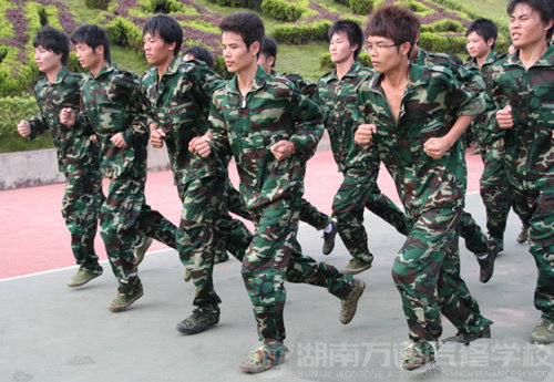 湖南萬通汽修學校，2010新生軍訓