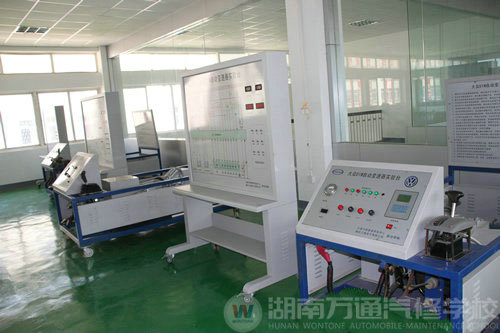 湖南萬通汽修學(xué)校，先進(jìn)的汽車檢測、維修儀器和設(shè)備