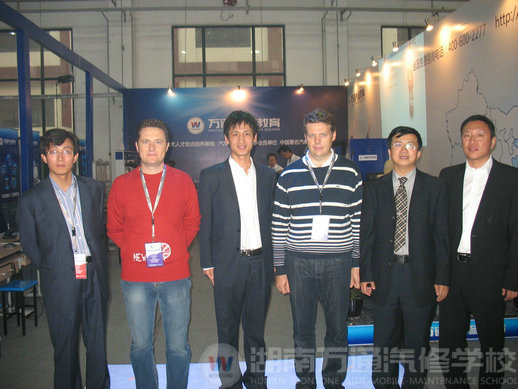 意大利斯潘內(nèi)錫公司中國(guó)區(qū)域經(jīng)理阿迪（右三）與萬(wàn)通教師合影留念