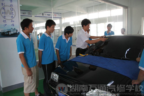 湖南萬(wàn)通汽修學(xué)校老師給學(xué)生做示范