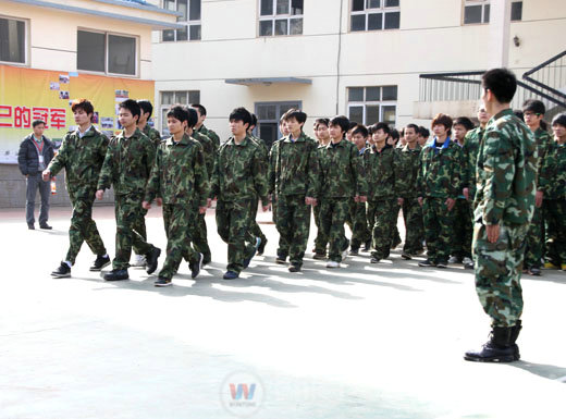 湖南萬(wàn)通汽修學(xué)校，軍訓(xùn)
