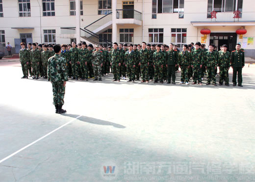 湖南萬(wàn)通汽修學(xué)校軍訓(xùn)
