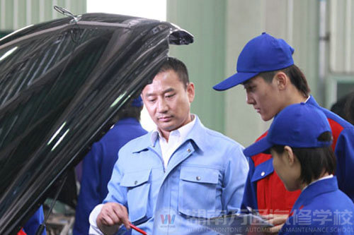 湖南萬通汽修學(xué)校成為職場&ldquo;金藍(lán)領(lǐng)&rdquo;