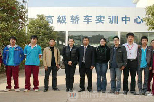 學(xué)校師生與V-KOOL領(lǐng)導(dǎo)合影