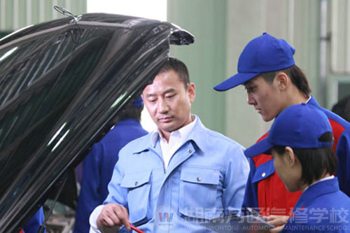 湖南萬通汽修學校創(chuàng)建“雙師型”教師隊伍