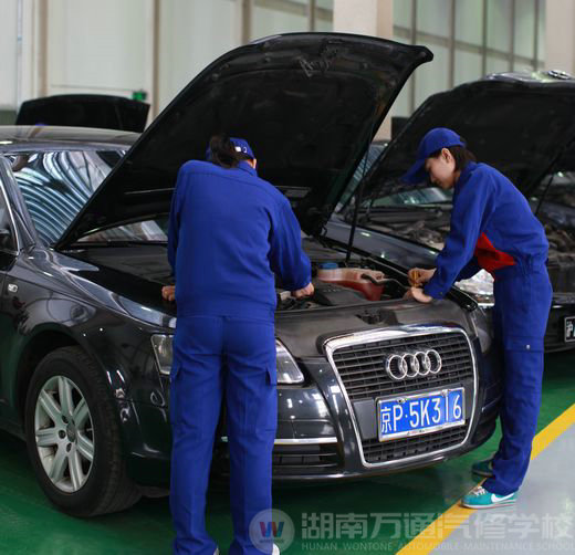 女生學(xué)汽修