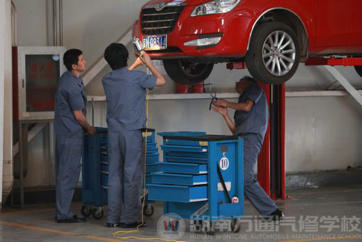 學(xué)汽車機(jī)電專業(yè) 輕松實(shí)現(xiàn)高薪夢(mèng)