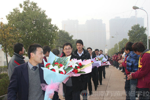 同學(xué)們列隊(duì)歡迎