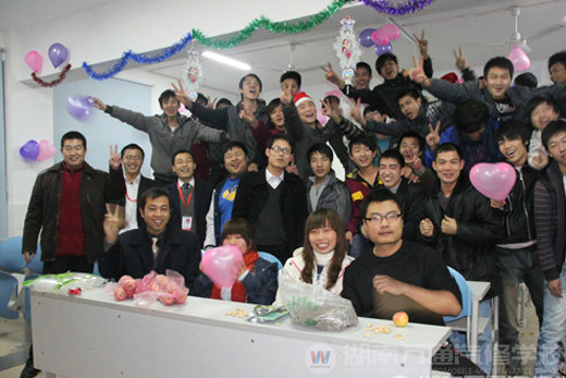 萬通汽修學(xué)校，師生同樂