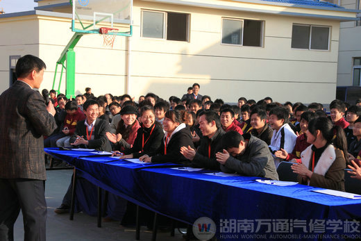 萬(wàn)通汽修學(xué)校，激動(dòng)的評(píng)委們