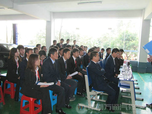 認(rèn)真聽講的老師