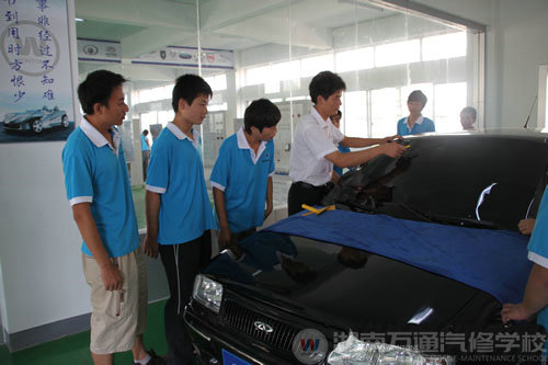 老師在給學(xué)生做車身修復(fù)講解