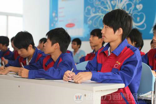 萬(wàn)通學(xué)子上課認(rèn)真聽(tīng)講