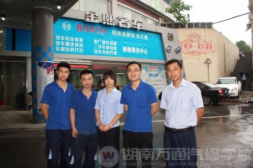 畢業(yè)于湖南萬通的小梅同學(xué)與陸老師合影