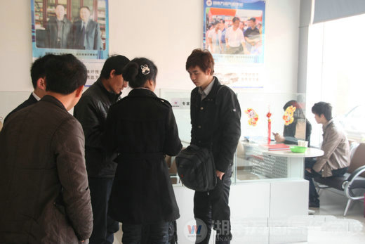 湖南萬(wàn)通汽修學(xué)校，咨詢(xún)師正在為學(xué)生介紹學(xué)校