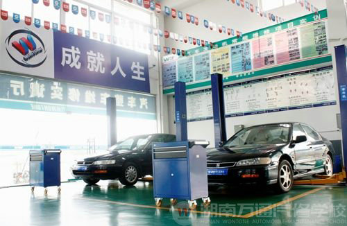 萬通汽修學校，一流的教學設(shè)備