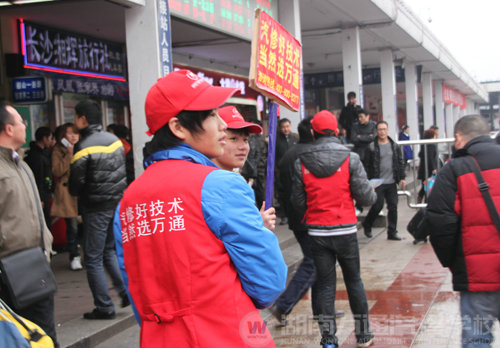 湖南萬通汽修學校“紅色馬甲”小組