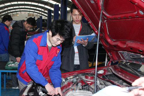 湖南萬(wàn)通汽修學(xué)校非常注重學(xué)子動(dòng)手能力