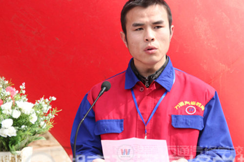 萬通汽修學(xué)校新生代表上臺(tái)發(fā)言