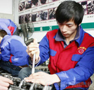 80后90后學(xué)汽修 奔的是“前途”