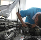 萬通學(xué)子假日忙 爭(zhēng)當(dāng)汽車醫(yī)生