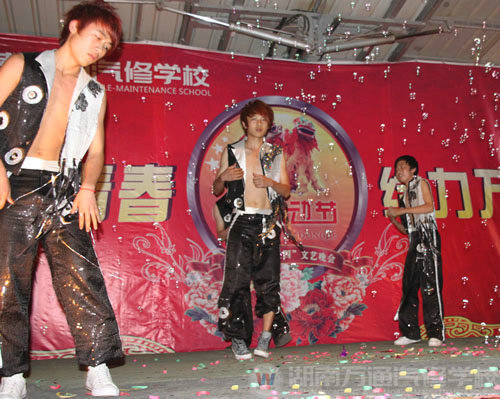 湖南萬通汽修學(xué)校4S-2班舞蹈《飛躍》