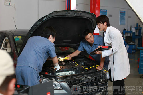 湖南萬通汽修學(xué)校：技能工人緊缺 眾企業(yè)觀戰(zhàn)技能大賽搶人