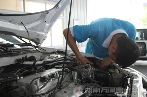 萬通汽修學(xué)生對實訓(xùn)設(shè)備進行檢修中