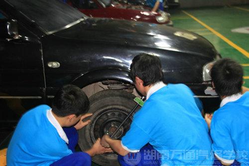 湖南萬通汽修學校整車實訓