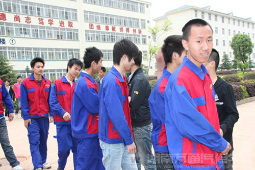 4S技能一班學(xué)生握手歡送參賽學(xué)子