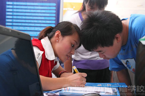 湖南萬通汽修學(xué)校咨詢老師細(xì)心講解