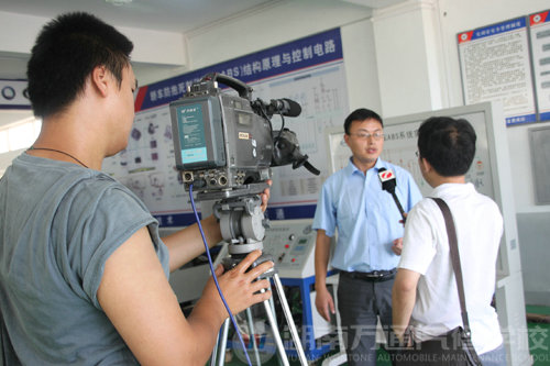 湖南教育電視臺(tái)對(duì)湖南萬通汽修學(xué)校老師采訪