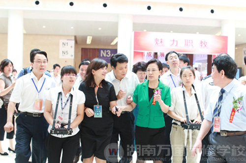 國家教育部魯昕副部長參觀職業(yè)教育成果展